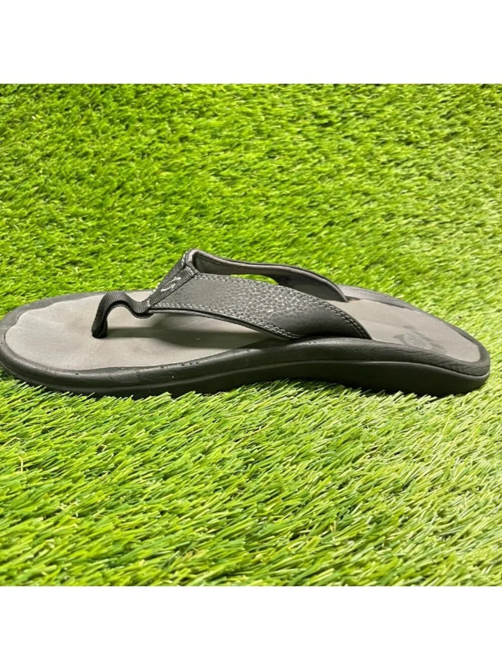 OluKai Ohana Mens Size 11 Black Gray Beach Outdoor Casual Flip Flops Sandals